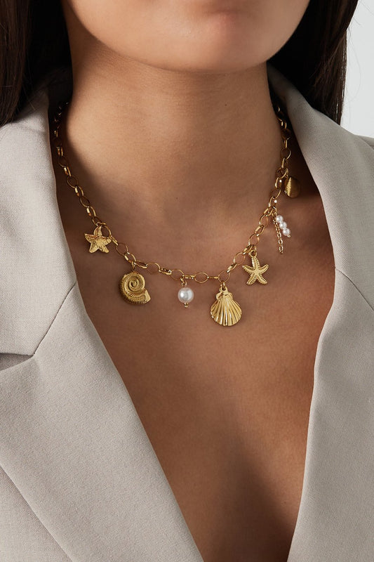 Ketting met speelse schelpbedels