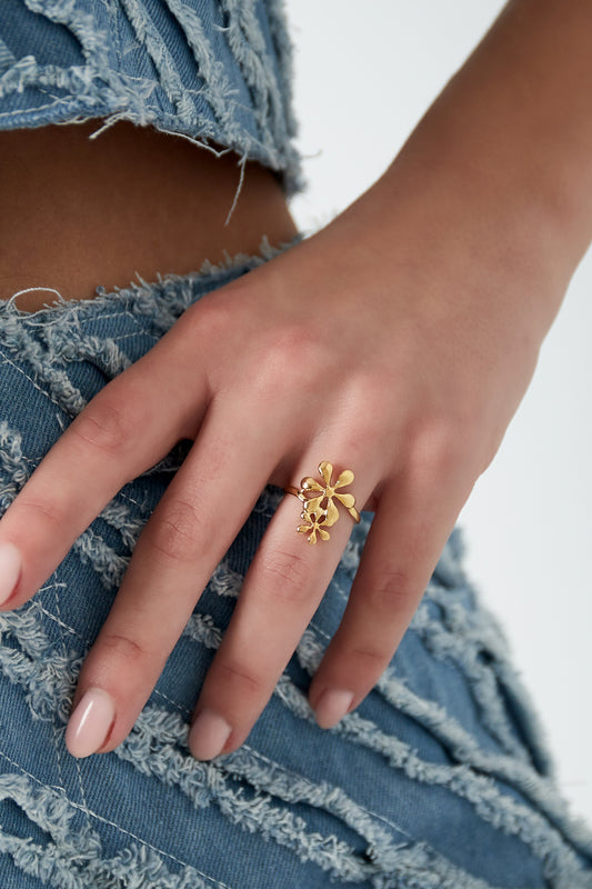 Blommig statement-ring