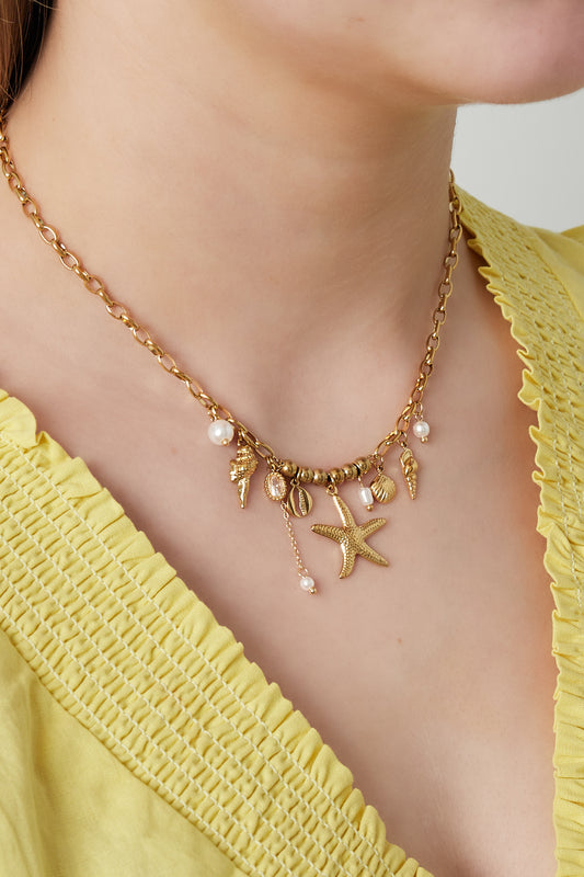 Ketting met bedels en parels