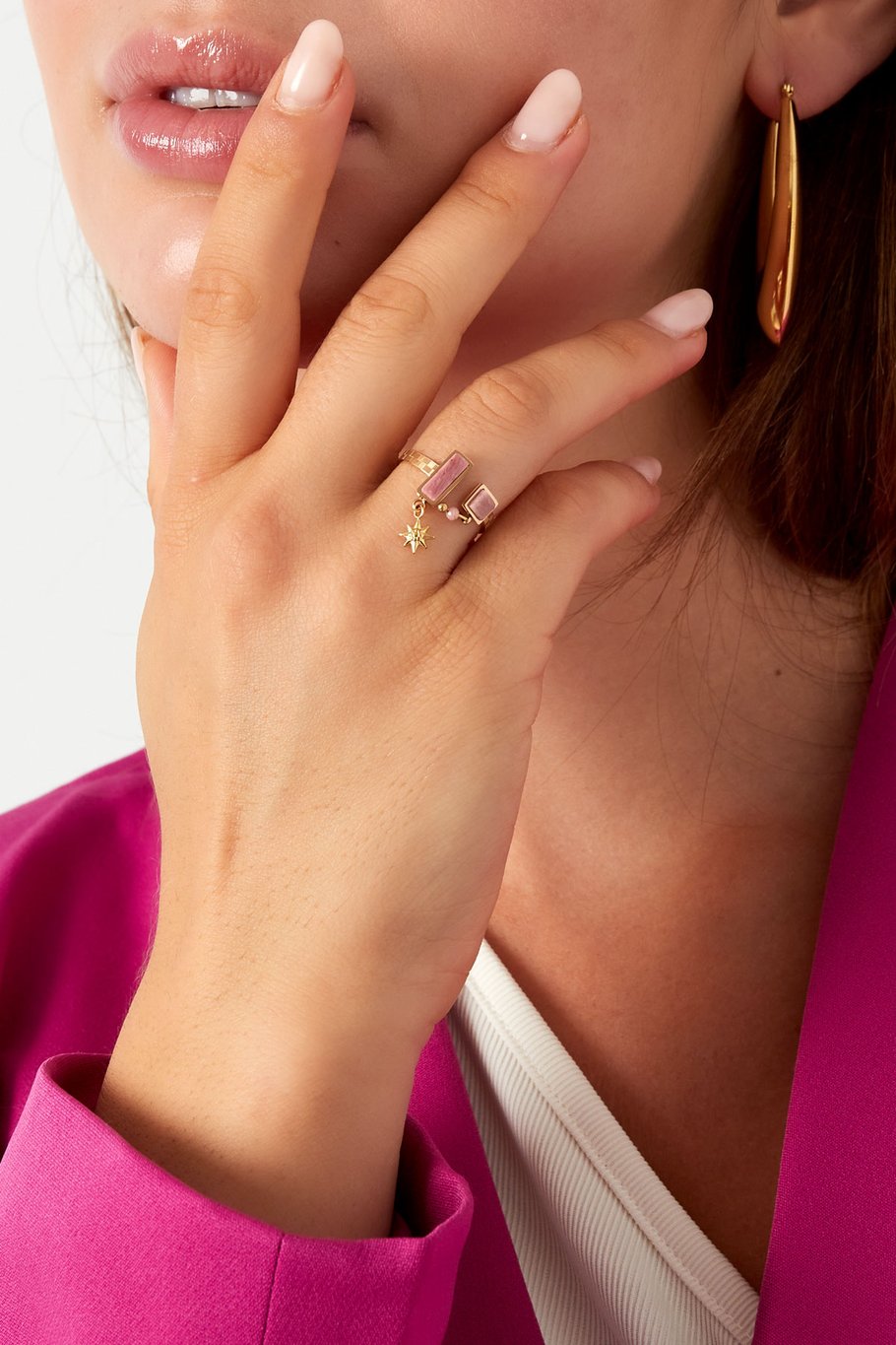 Verstelbare gouden ring met gekleurde steen en bedel