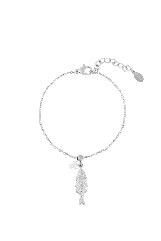 Dainty fish charm bracelet
