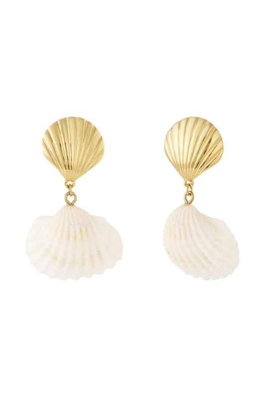 Oorbellen met schelpen als statement