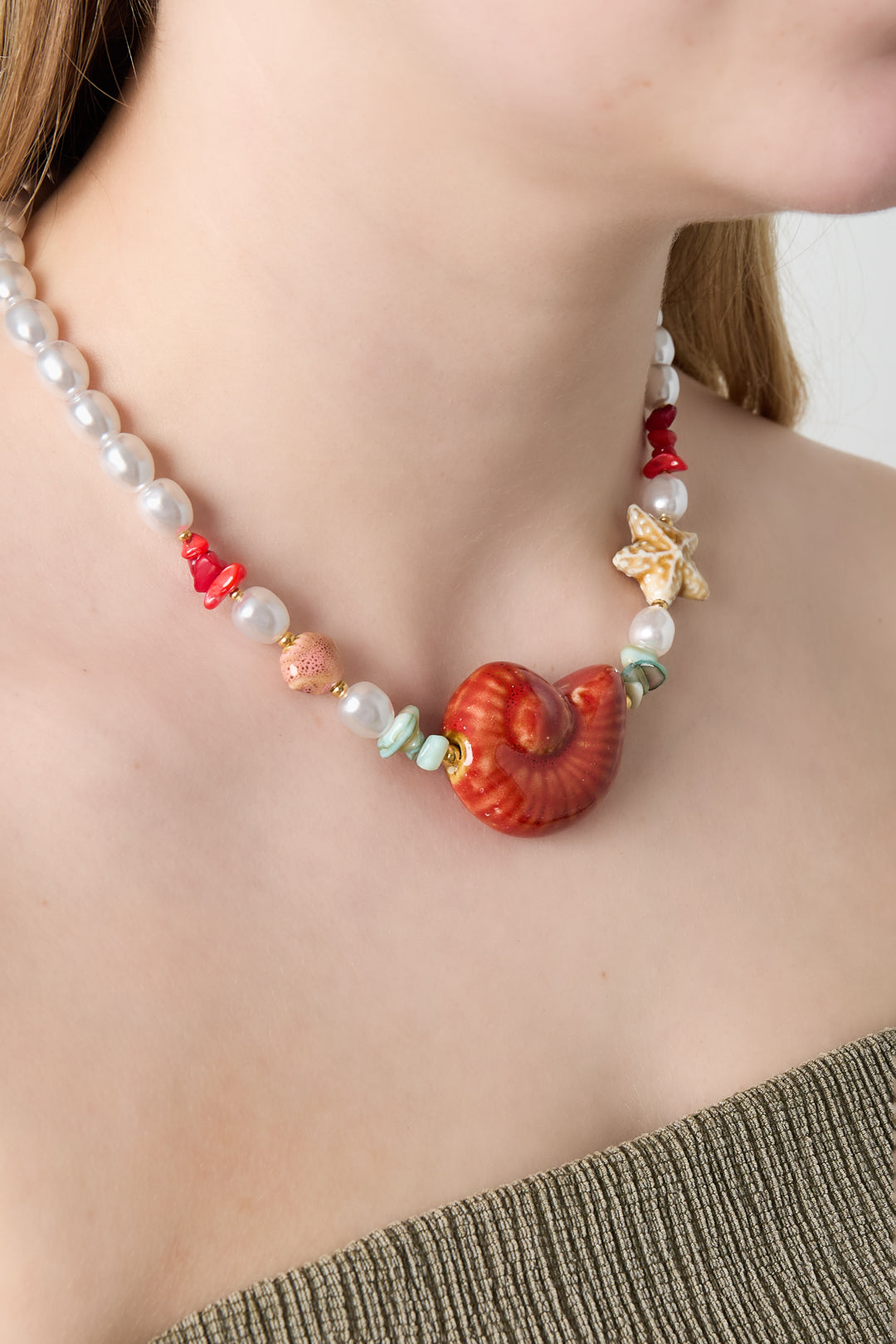 Ceramic shell necklace with pearls and starfish