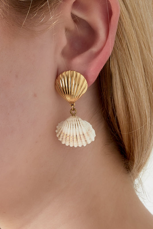 Oorbellen met schelpen als statement
