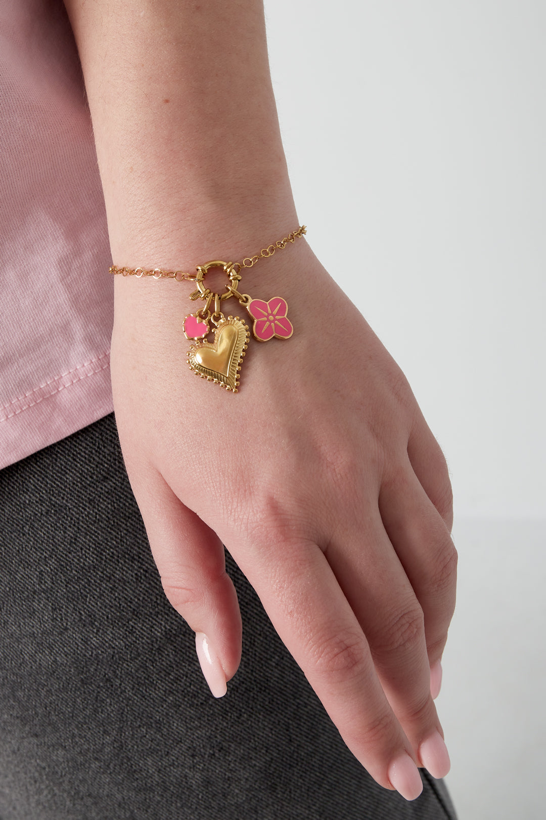 Gouden hartarmband met verwisselbare liefdesbedels